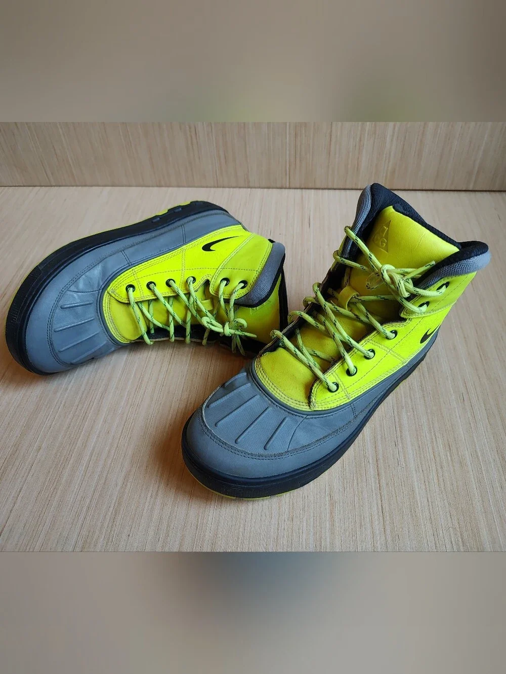 Nike Woodside 2 High Boots Lace Up Sneakers Yellow Neon Green Grey Rubber 7Y